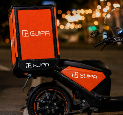 Baú GUIPA com tela LED exibindo campanha em tempo real
